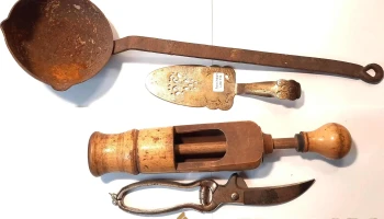 Cucharón de hierro, tijera de trinchar Solingen, pala de torta y tapador de botellas en madera