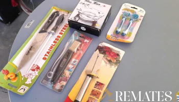 cuchillo con chaira, cubierto, destapador y varios