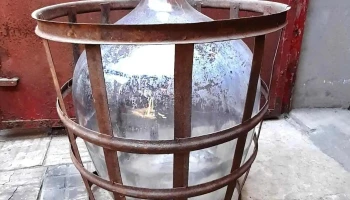 Damajuana antigua 50 litros con canasto metálico sana