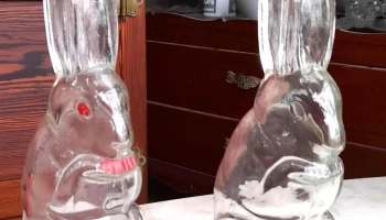 Dos carameleras forma conejo