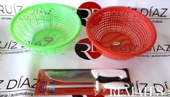dos coladores de 30 x 10  y cuchilla con chaira