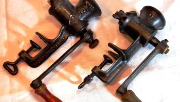 Dos molinillos de granos  antiguos completos