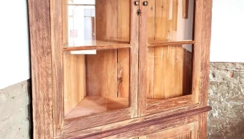 Esquinero antiguo macizo en cedro y fondo de pino viejo