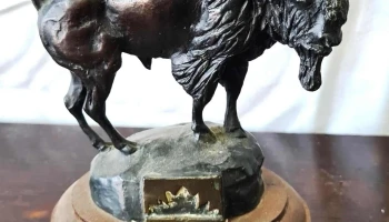 Estatuilla de bronce  Ñus firmado