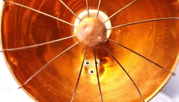 Estufa eléctrica antigua  de cobre funcionando