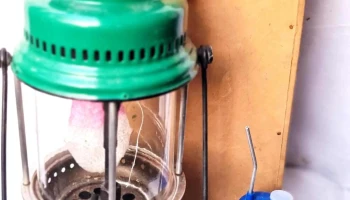 Farol funcionando con su caja y alcuza