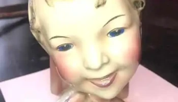 Figura de rostro de mujer y 2 figura de 2 gansos