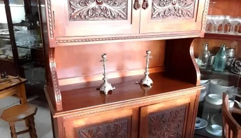 Gran aparador macizo tallado con caja fuerte en el interior