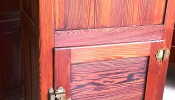 Heladera conservadora antigua en pino tea maciza