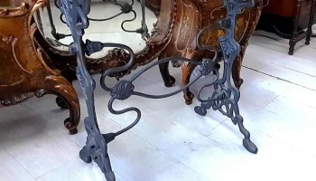 Hermosa mesa pie de hierro Art Nouveau y vidrio negro grueso