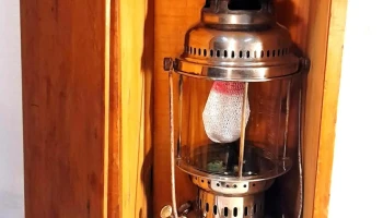 Hermoso y sano farol Sueco con su cajon de transporte en madera