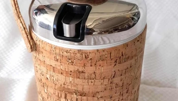 hielera forrada en corcho con pinza en la tapa