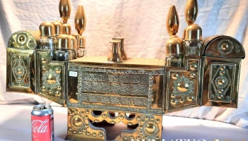 Imponente juego de lustra zapatos antiguo madera y bronce posiblemente turco completo con tapa algo desoldada. Llave rota dentro