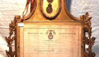 Importante marco de yeso dorado con medalla y documento de Napoleón 3ero en Santa Helena fechado 1821