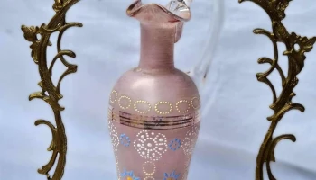 Jarra pintada a mano con base en bronce