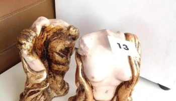 jgo.apreta libros en ceramica (torso de mujer)
