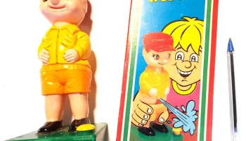 Juguete niño que orina en caja funcionando