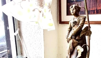 Lámpara en petit bronce figura de dama firmada, Bruchon con tulipa