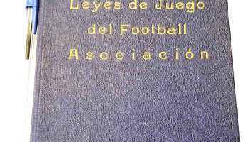Libro Leyes de Juego del Football 1936 firmado por Anibal Zapican Falco Pte. Nacional (compro Gran Parque Central)