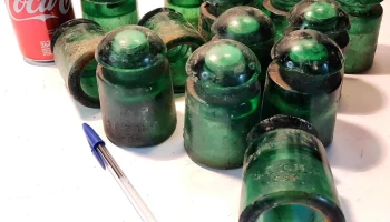 Lote de 14 aisladores de vidrio verde Safnv con roturas y sin limpiar