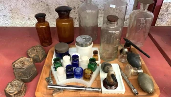 Lote De Frascos Antiguos Algunos Con Averias Y  3 Pesas De Balanza