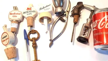 Lote de tapones, descorchadores, medidas, etc