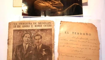 Lote variado: Foto de Mario Benedetti, librillo dañado sobre accidente de Gardel en Medellín y texto firmado por Carlos Reyles