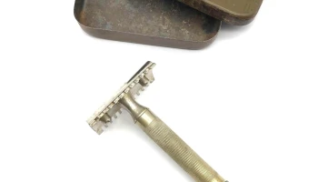 Maquinita De Afeitar Antigua Y Latita De Pastillas