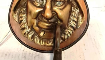Marinero de bronce con luz