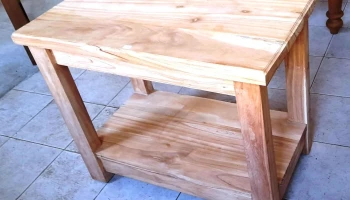 Mesa auxiliar maciza en paraíso con estante