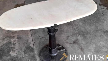 mesa auxiliar tapa de marmol oval y base de hierro