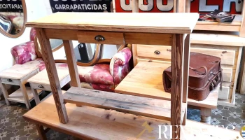 Mesa de arrime con cajón en madera maciza