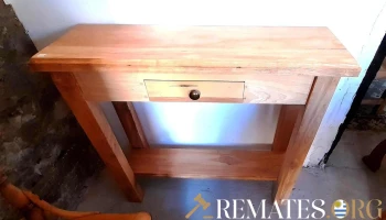 Mesa de arrime en madera maciza con cajón y estante