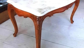 Mesa de centro Luis xv con tapa de mármol blanco