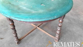 mesa de juego tapa circular tapete verde patas torneadas