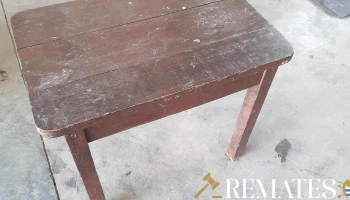 mesa de madera color marron