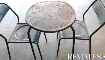 mesa de patio con 2 sillas todo en hierro