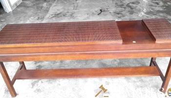 mesa moderna de arrime marron oscura con estante