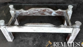 mesa ratona base de madera y tapa de cristal