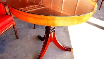 Mesa redonda de estilo en raiz y patas con regatones en bronce