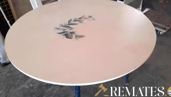 mesa tapa circular en madera base de hierro