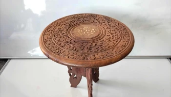 mesita auxiliar tallada en madera
