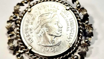 Moneda del gaucho 1961 en plata engarzado , prendedor o colgante
