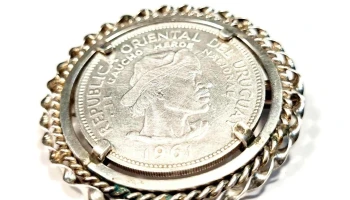Moneda del gaucho 1961 en plata engarzado , prendedor o colgante