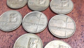monedas de N$5 con rostro de Artigas y en el anverso Libertad o Muerte