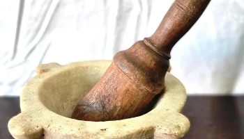 Mortero de mármol con manito madera