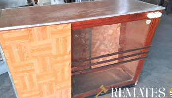 mostrador en madera frente de vidrio