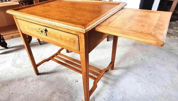 Mueble auxiliar en roble con cajón y tapa extensible restaurado y lustrado