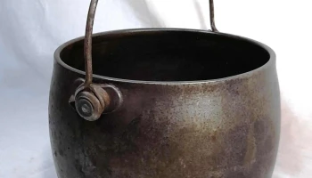 Olla de hierro antigua sellada en la base Nro 9
