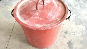 olla esmaltada roja con tapa